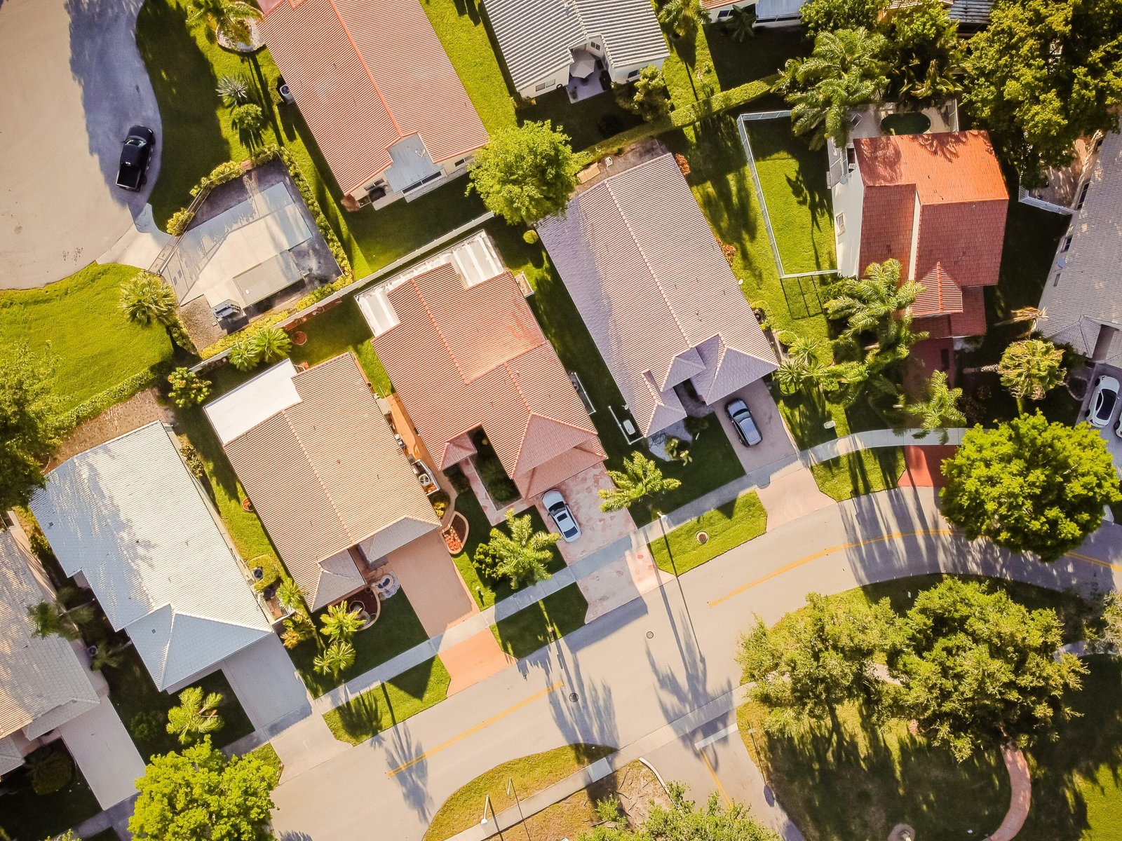 Vista aérea de vecindario en Florida con propiedades multifamiliares
